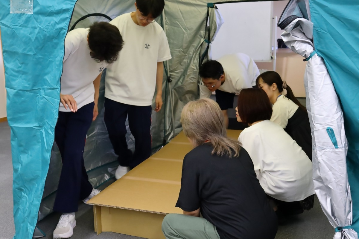 段ボールベッドおよびテントを組み立てている様子